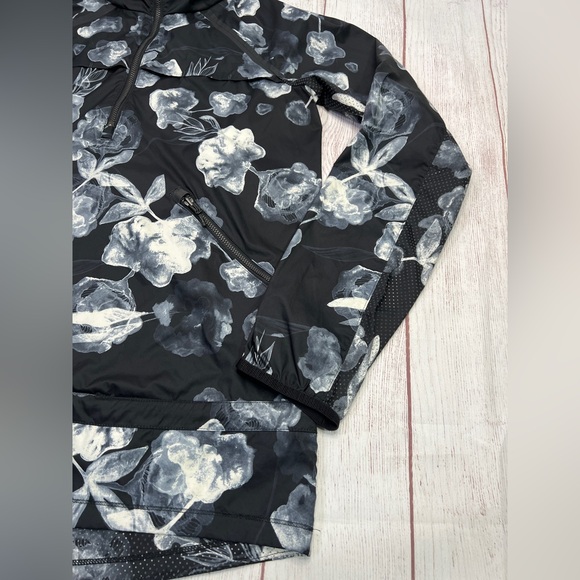 Lululemon Miss Misty Pullover - 10 - black white packable hooded windbreaker - Picture 11 of 16